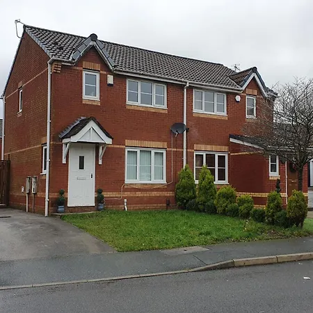 Lovely 3 Bedroom House Manchester-3